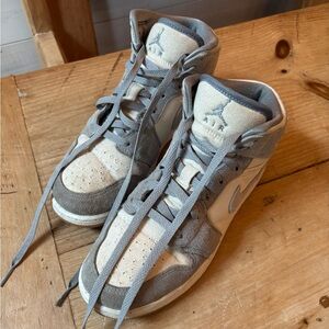 Nike Kids Sneakers in Gray and Cream